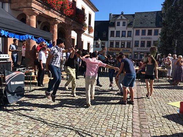 Auf gute Nachbarschaft! – Erzieher beim Begegnungsfest aktiv
