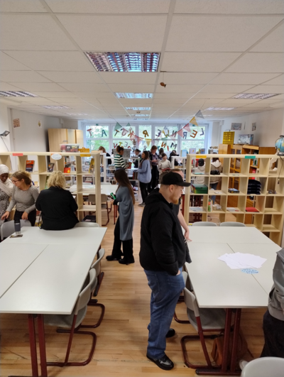 Junge, interessierte Menschen und Studierende stöbern durch die Bücherausstellung.