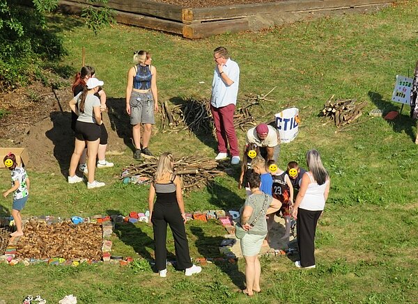 Der nächste Schritt unserer Klimaschule Sinnespfad aus der Vogelperspektive, mit Kindern, Auszubildenden und Lehrkräften drumherum.