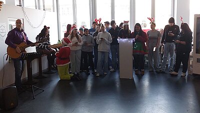 Gruppenfotos aller Schülerinnen, Schüler und Lehrkräfte mit teilweiser Weihnachtsverkleidung