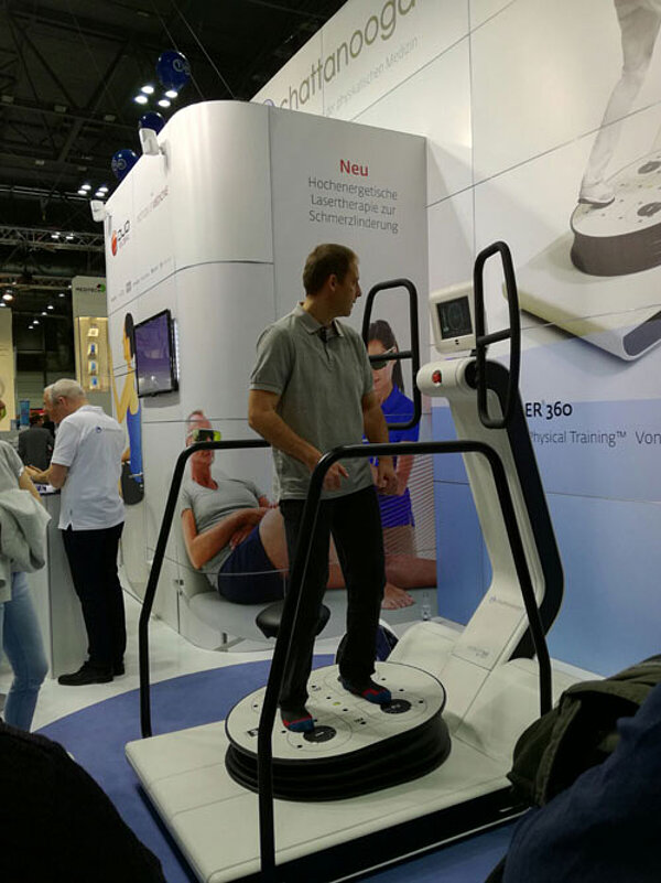 Auszubildende Physiotherapeuten auf Therapiemesse Leipzig