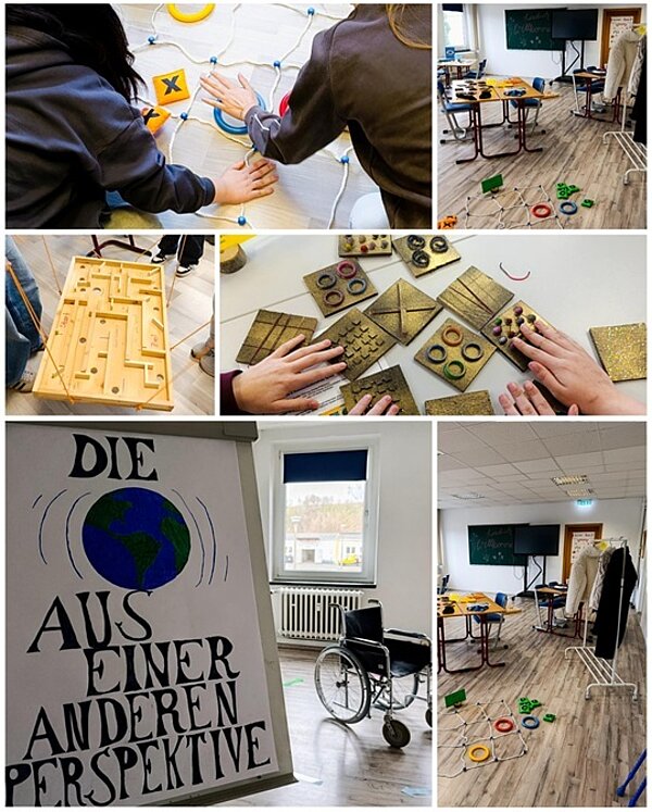 Im Mittelpunkt steht ein Rollstuhl in einem Klassenzimmer der Euro Akademie Rochlitz mit Tischen, Stühlen und einer Tafel. Mehrere Detailaufnahmen zeigen Hände, die verschiedene taktile Lernmaterialien berühren, darunter Holzplatten mit geometrischen Mustern und Formen. Ein Flipchart trägt die Aufschrift 'DIE AUS EINER ANDEREN PERSPEKTIVE' und eine stilisierte Weltkugel. Die Szene vermittelt den Eindruck einer inklusiven Lernumgebung mit Fokus auf Barrierefreiheit und Sinneserfahrung.