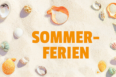 Im Sand liegen viele bunte Muscheln. In der freien Sandfläche steht das Wort "SOMMERFERIEN" in orangefarbenen Lettern.