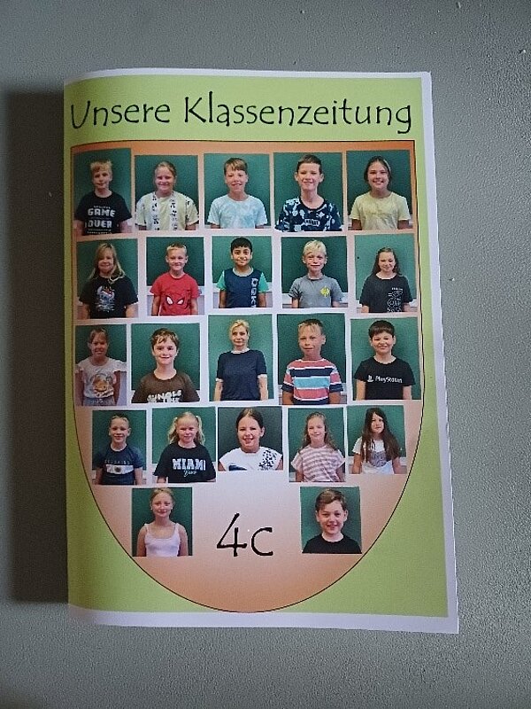 Ein ganz besonderer Abschluss Titelblatt der Klassenzeitung der 4c, auf dem alle Grünschülerinnen und -Schüler abgebildet sind.