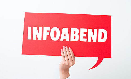 Eine Hand hält vor einem hellen Hintergrund eine rote große rechteckige Sprechblase auf der "Infoabend" in weißen Lettern geschrieben steht.