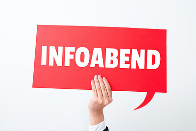 Eine Hand hält vor einem hellen Hintergrund eine rote große rechteckige Sprechblase auf der "Infoabend" in weißen Lettern geschrieben steht.