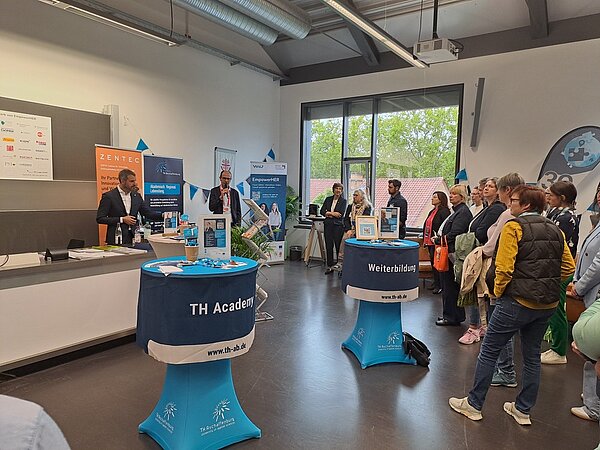 Auf der Weiterbildungsmesse Main.Fortschritt Für eine Rede haben sich unterschiedliche Besucher*innen und Aschaffenburger Bekanntheiten versammelt.