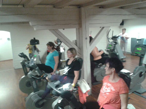 Angehende Altenpfleger im Fitnessstudio