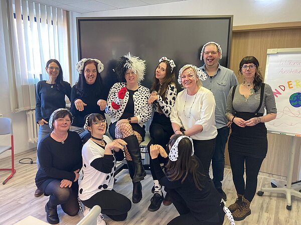 Helau und Alaaf in Rochlitz Die Schülerinnen und Schüler der Euro Akademie Rochlitz stehen zusammen mit ihren Kostümen für ein Gruppenfoto und lachen in die Kamera.