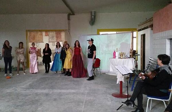 Erzieher spielten "Dornröschen"