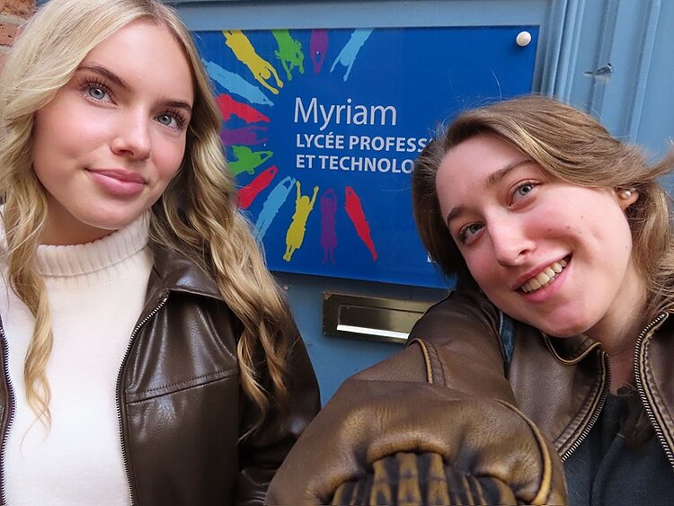 Erasmus-Reise zu einer Hochburg der Luftfahrt Die Schülerinnen der Euro Akademie machen ein Selfie von sich vor der Partnerschule.