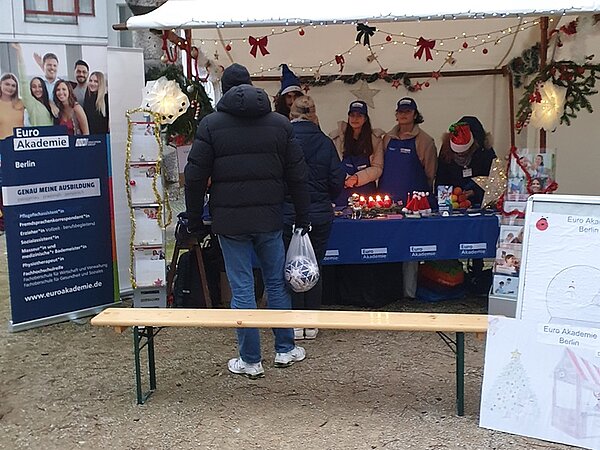 Euro Akademie Berlin begeistert beim Wintermarkt Schülerinnen und Schüler verkaufen an ihrem Wintermarkt-Stand Plätzchen und Kuchen.