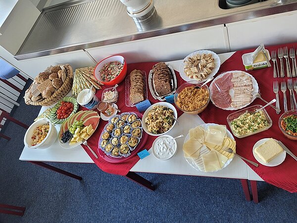 Eine lange Tafel voller Köstlichkeiten für ein gesundes Frühstück