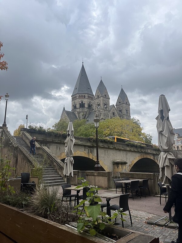 Schulfahrt nach Metz Blick von einer schönen Außenterrasse einer Gastronomie nach oben zu den Türmen der Kathedrale von Metz.