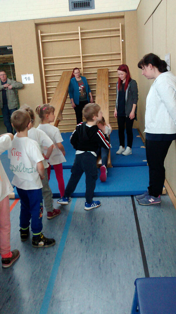 Angehende Kinderpfleger beim Sportfest der Kindergärten des Landkreises