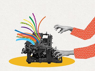 Die Grafik zeigt das Bild einer alten mechanischen Schreibmaschine. Eine Frau mit einem orange-weiß gepunktetem Oberteil tippt wild mit ihren (schwarz-weißen) Händen auf die Tastatur. Statt eines weißen Blattes kommen aus dem Auswurf der Schreibmaschine farbenfrohe Schnipsel heraus. Das Bild symbolisiert die Freude beim Maschinenschreiben.