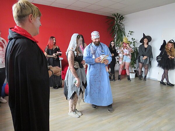 Schülerinnen und Schüler in ihren gruseligen Halloweenkostümen.