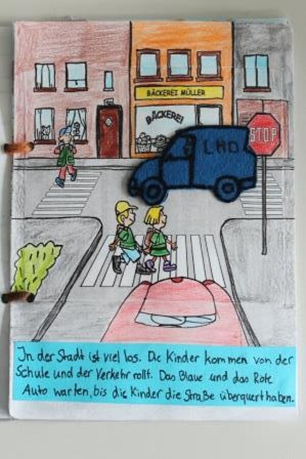 Sozialassistenten haben Wahrnehmungsbücher gestaltet