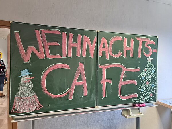 Die Schultafel wurde beschrieben mit dem Wort "Weihnachtscafé"