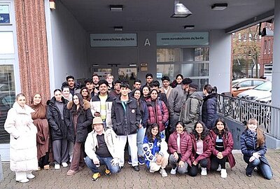 Die neuen Auszubildenden zu Pflegeassistentinnen und -Assistenten posieren draußen für ein gemeinsames Klassenfoto.