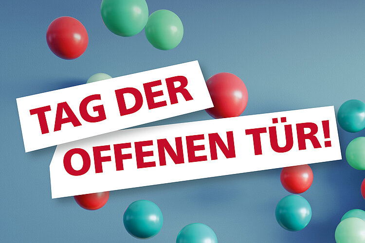 Auf zwei weißen Streifen steht in roter Schrift "Tag der offenen Tür!". Im Hintergrund sind viele rote und grüne fliegende Luftballons zu sehen. 