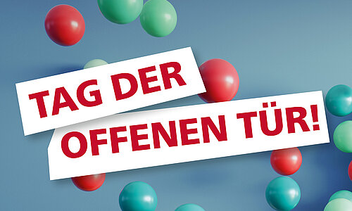 Auf zwei weißen Streifen steht in roter Schrift "Tag der offenen Tür!". Im Hintergrund sind viele rote und grüne fliegende Luftballons zu sehen. 
