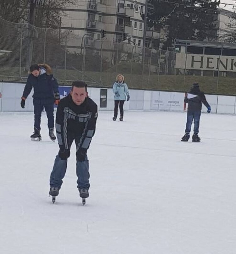 Unterricht mal anders: Schlittschuhlaufen auf der Eisbahn