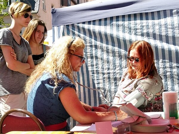 Reges Treiben auf dem Bitterfelder Seniorenmarkt