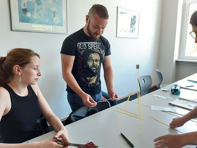 Unsere neuen Schüler*innen und die Marshmallow Challenge