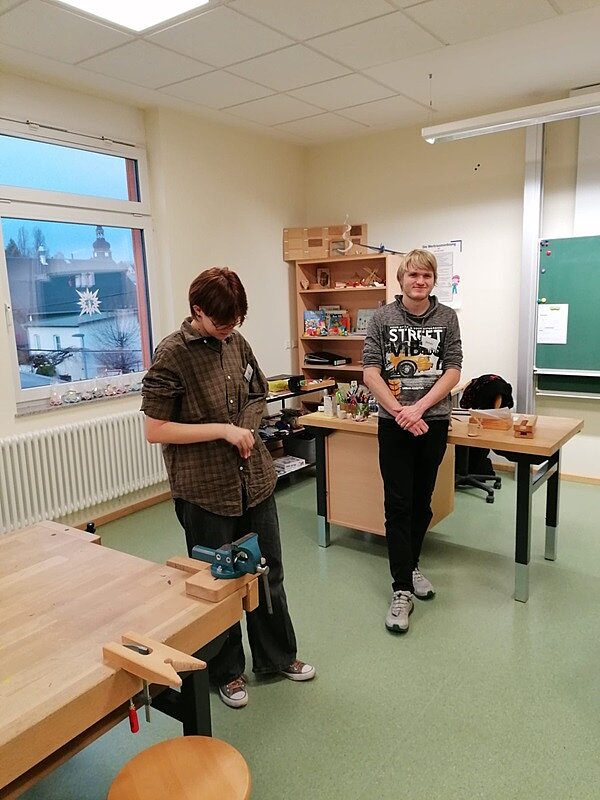 Engagiert und kreativ Zwei Auszubildende stehen im Klassenraum der Schule.