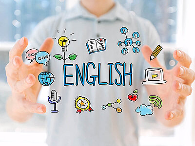Ein Mensch hält beide Hände ausgestreckt, zwischen denen bunte Zeichnungen schweben. In der Mitte steht das Wort 'English'. Umgeben ist es von Symbolen wie einer Glühbirne, einem Buch, Sprechblasen, einem Mikrofon, einer Weltkugel, einem Laptop und weiteren Illustrationen, die Kommunikation und Lernen darstellen. Das Bild symbolisiert das Erlernen der englischen Sprache.