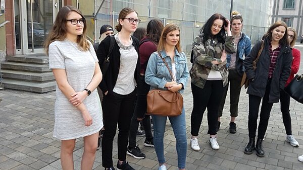 Unterfränkische Regierungsarbeit zwischen humanitärer Nothilfe, Weinprüfstelle und Schulaufsicht