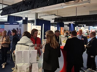 Teilnehmende der Berufs- und Orientierungsmesse in Gesprächen miteinander.