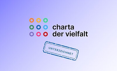 Auf einem dezenten bläulich-lila Hintergrund ist das Logo mit den neuen bunten Kreisen und der Name der "Charta der Vielfalt" abgebildet. Darunter ist wie gestempelt der Begriff "UNTERZEICHNET" zu lesen.