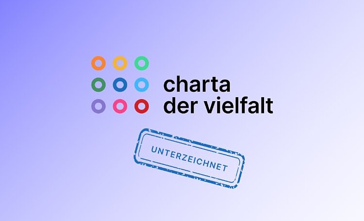 Für eine bunte, vielfältige Gesellschaft – wir bekennen Farbe! Auf einem dezenten bläulich-lila Hintergrund ist das Logo mit den neuen bunten Kreisen und der Name der "Charta der Vielfalt" abgebildet. Darunter ist wie gestempelt der Begriff "UNTERZEICHNET" zu lesen.