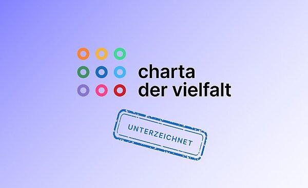 Für eine bunte, vielfältige Gesellschaft – wir bekennen Farbe! Auf einem dezenten bläulich-lila Hintergrund ist das Logo mit den neuen bunten Kreisen und der Name der "Charta der Vielfalt" abgebildet. Darunter ist wie gestempelt der Begriff "UNTERZEICHNET" zu lesen.