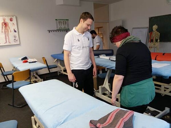 Angehende Physiotherapeuten trainieren Fußballer