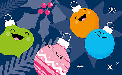 Vier lächelnde Weihnachtskugeln in verschiedenen Farben und Mustern vor einem festlichen dunkelblauen Hintergrund mit Weihnachtssternen und Mistelzweigen.