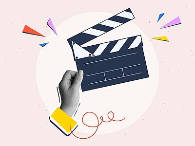 Eine Hand hält eine Filmklappe vor hellem Hintergrund. Die Hand ist in Graustufen gehalten, während das Handgelenk von einer gelben Manschette umgeben ist. Im oberen linken Bereich befinden sich bunte, geometrische Formen. Im unteren Bereich verläuft eine rote, geschwungene Linie.