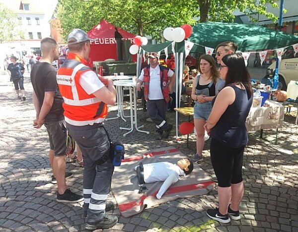Reges Treiben auf dem Bitterfelder Seniorenmarkt