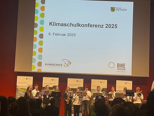 Big Band auf der großen Bühne der Klimakonferenz 2025.