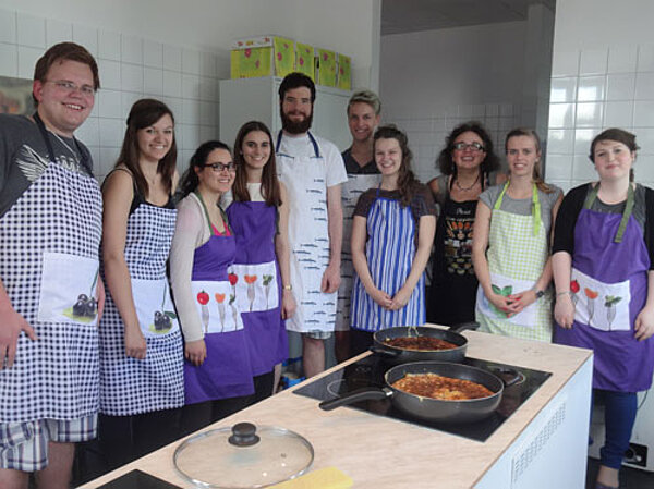 "La cuisine" heißt "la cocina"