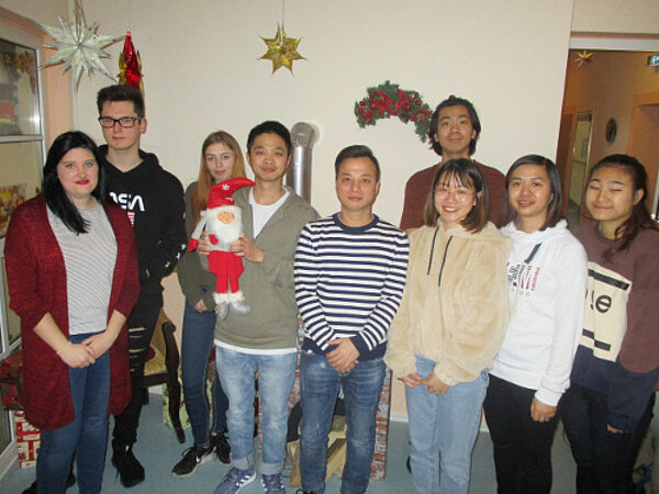 Weihnachtsbasteln mit Senior*innen in verschiedenen Pflegeeinrichtungen