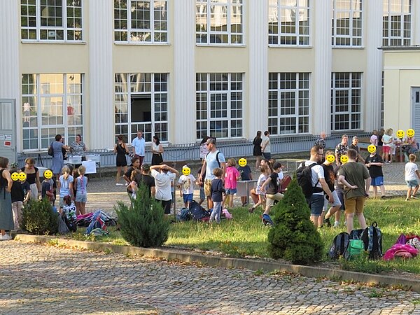 Sommerfest auf dem Gebäude der Euro Akademie mit vielen großen und kleinen Besucher*innen.