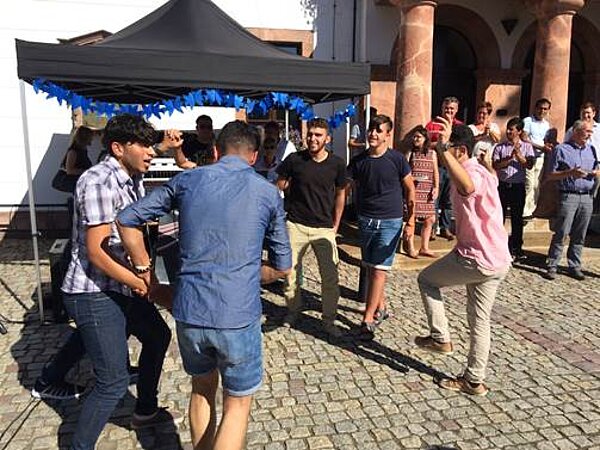 Auf gute Nachbarschaft! – Erzieher beim Begegnungsfest aktiv