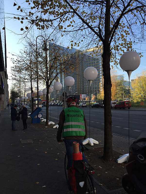 Akademie-Schüler bei der Mauerweg-Tour
