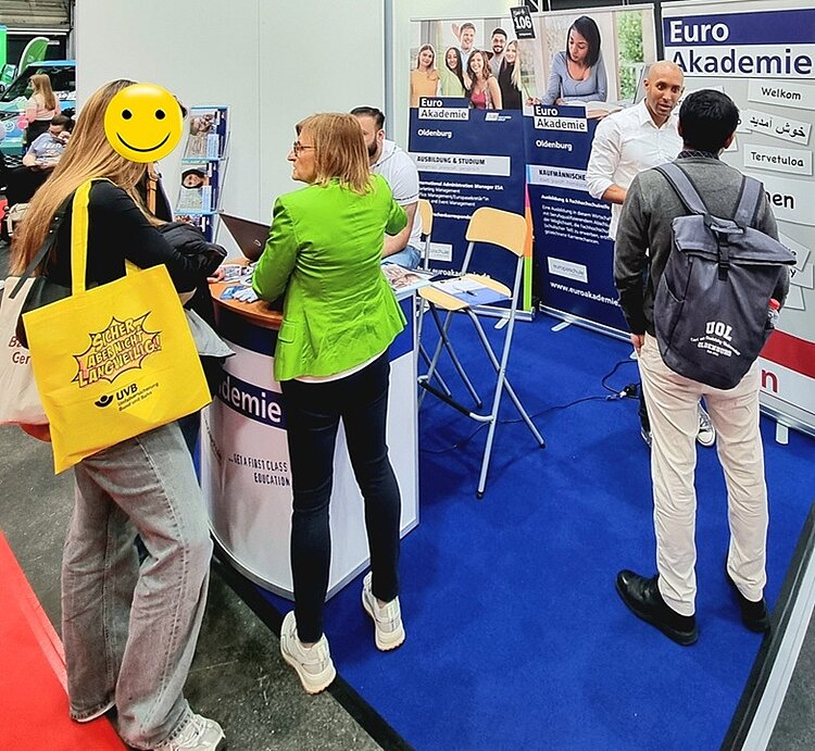 19. Jobmesse in Oldenburg mit großem Besucherandrang Zwei Mitarbeitende der Euro Akademie und Euro-Schulen Oldenburg stehen an ihrem Messestand auf der 19. Jobmesse in Oldenburg und beraten interessierte Besucherinnen und Besucher zu ihren Ausbildungen und Weiterbildungen.