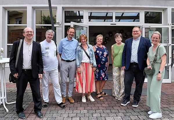 Lehrkräfte der Euro Akademie Tauberbischofsheim posieren draußen gemeinsam für ein Gruppenfoto.