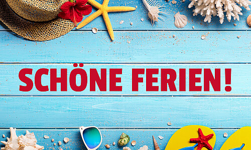 Ein Sonnenhut, Muscheln, ein Seestern, Korallen, eine Sonnenbrille, Flip-Flops liegen auf blauen Holzdielen. In der Mitte steht in roten Lettern "Schöne Ferien!". 