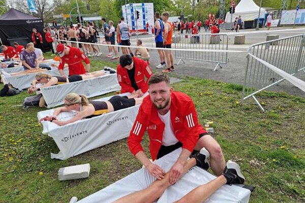Großer Andrang bei Massage-Station im Zielbereich des Halbmarathons